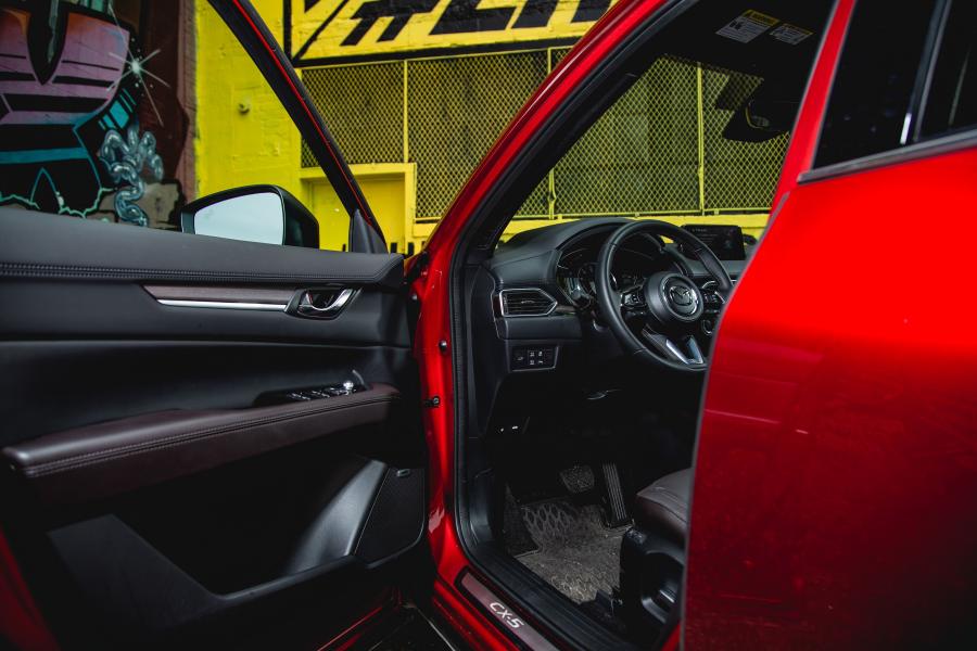 Детали интерьера Mazda CX-5 Signature 2018 года  (NA) (фото 25 из 40)
